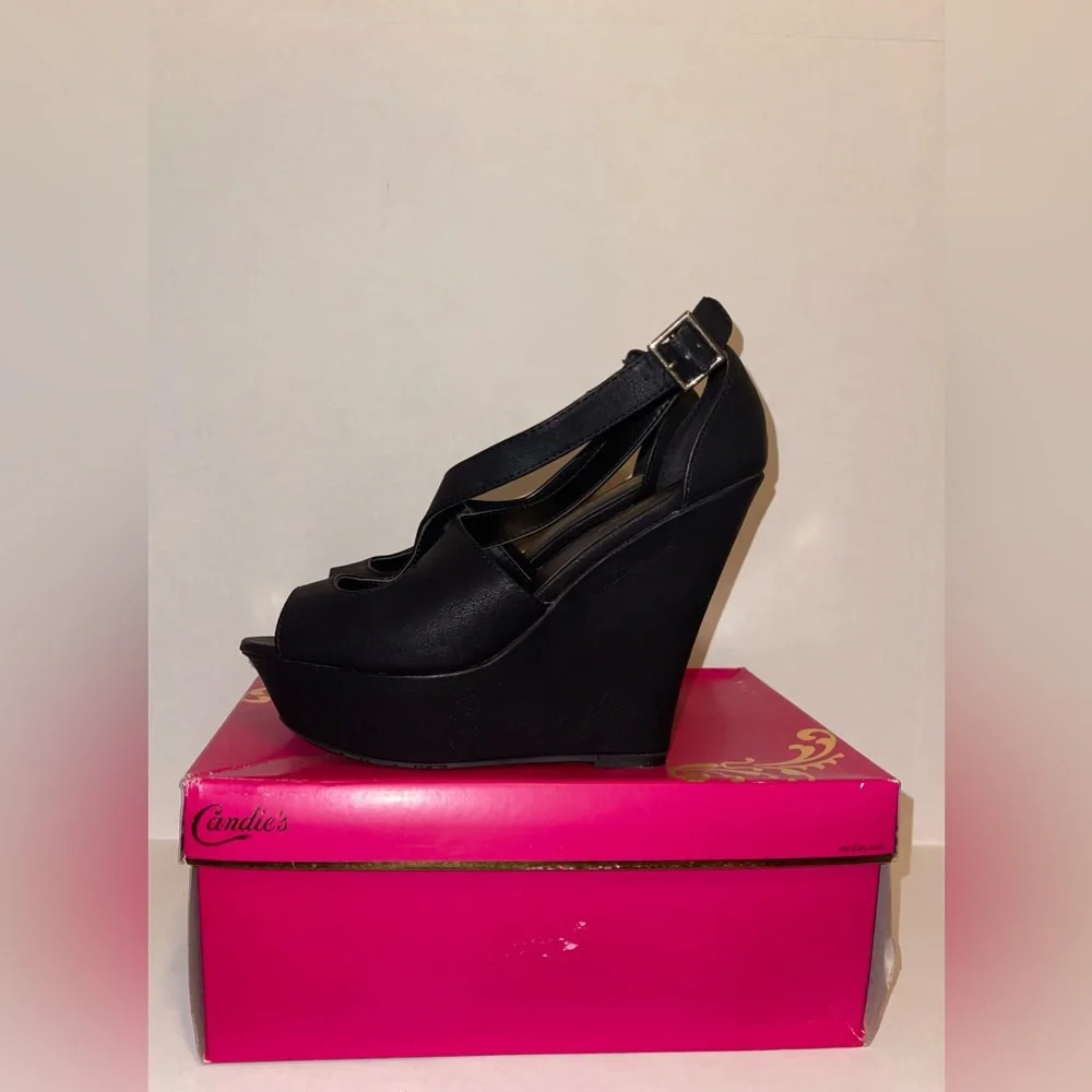 Candie's Black Platform Shoes Sleek Design